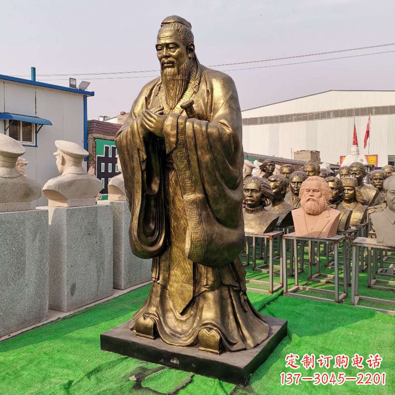 湖北校园的孔子石雕像