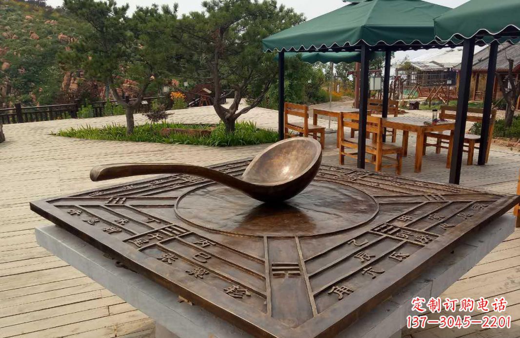 湖北校园古代司南铜雕
