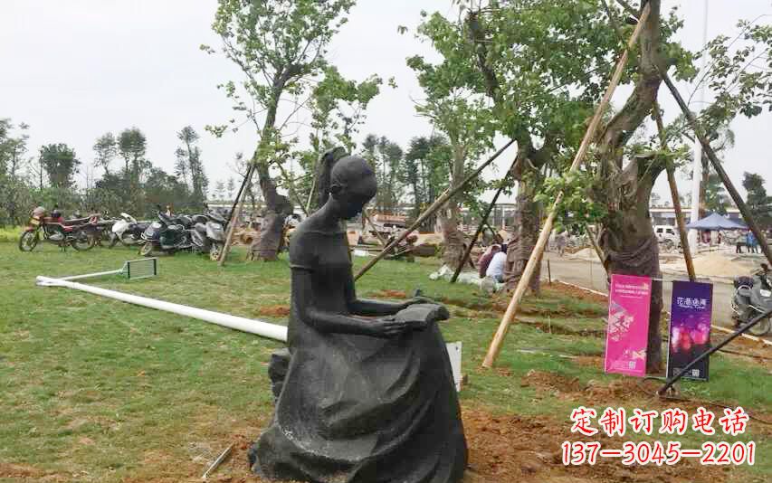 湖北校园看书女孩雕塑