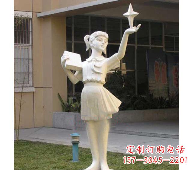 湖北校园拿书本的小学生石雕