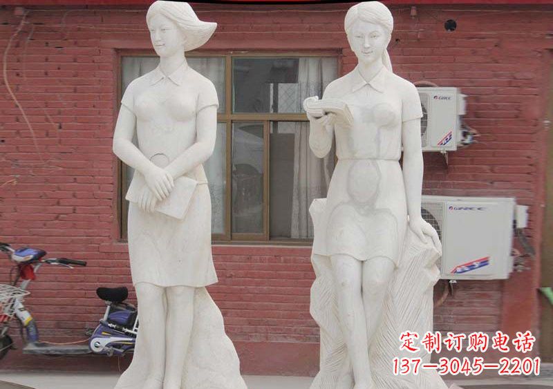 湖北校园拿书本的学生石雕