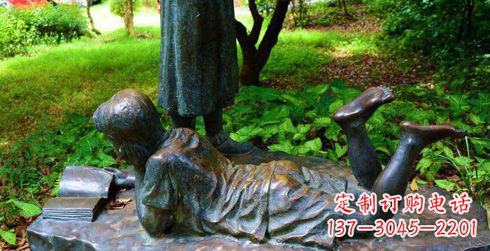 湖北校园趴着看书的小男孩人物铜雕