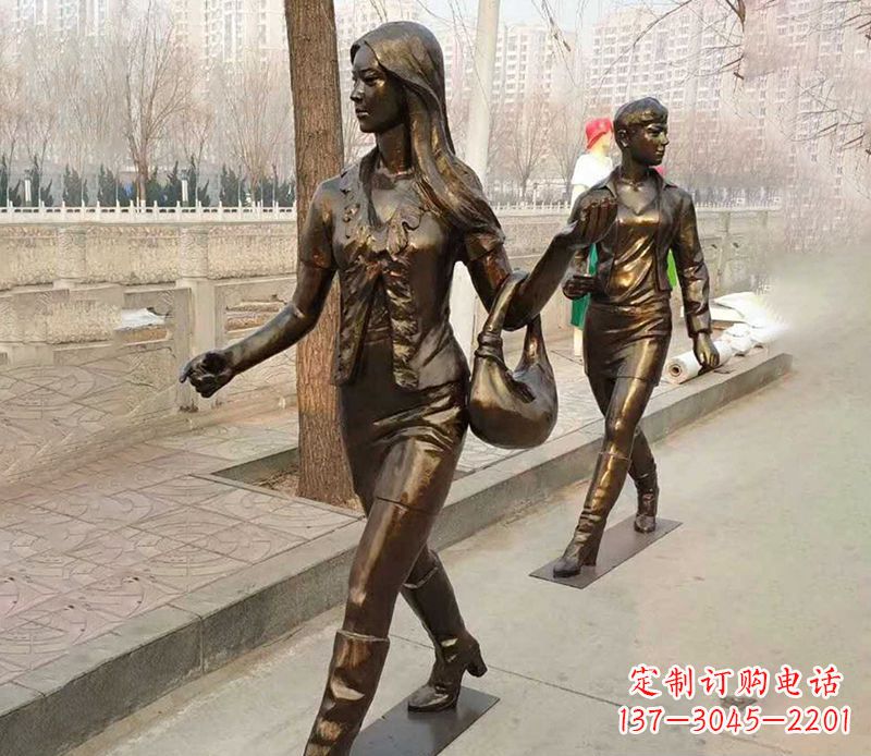 湖北行走的女人街边人物铜雕
