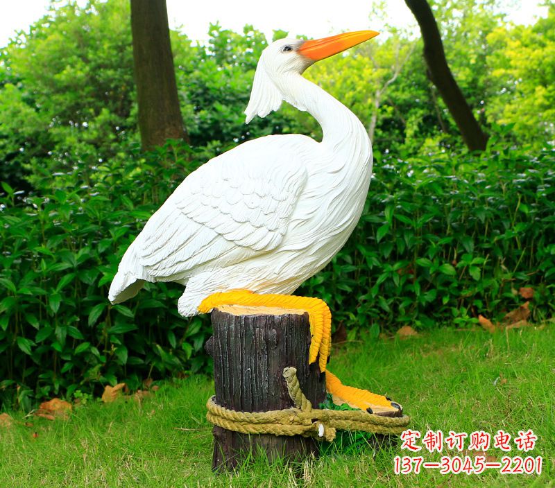 湖北一男一女抱一只鸽子雕像