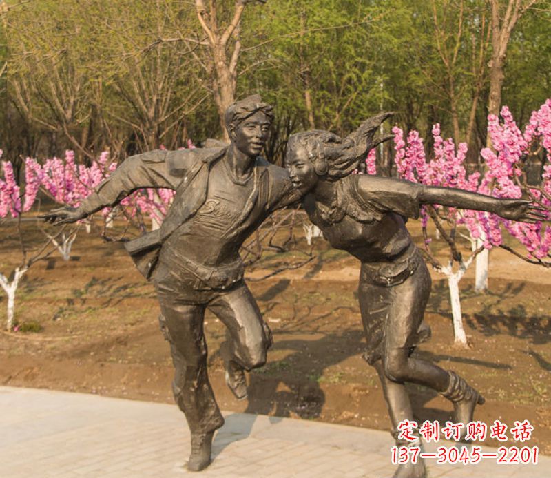 湖北游玩的情侣铜雕