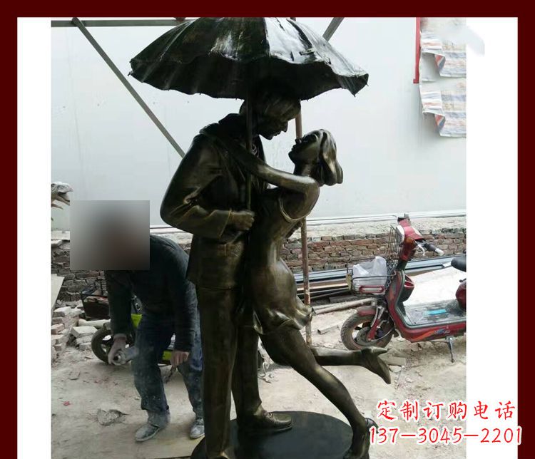 湖北雨伞下拥抱的情侣铜雕