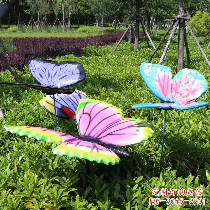 湖北展翅的蝴蝶，公园草丛仿真动物装饰雕塑