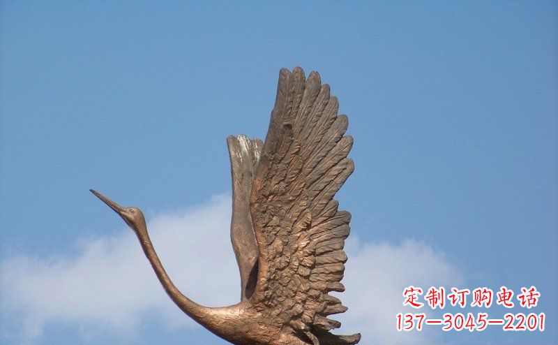 湖北展翅高飞的仙鹤动物铜雕