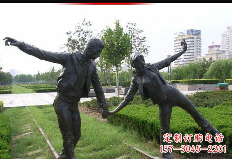 湖北走铁轨的情侣铜雕
