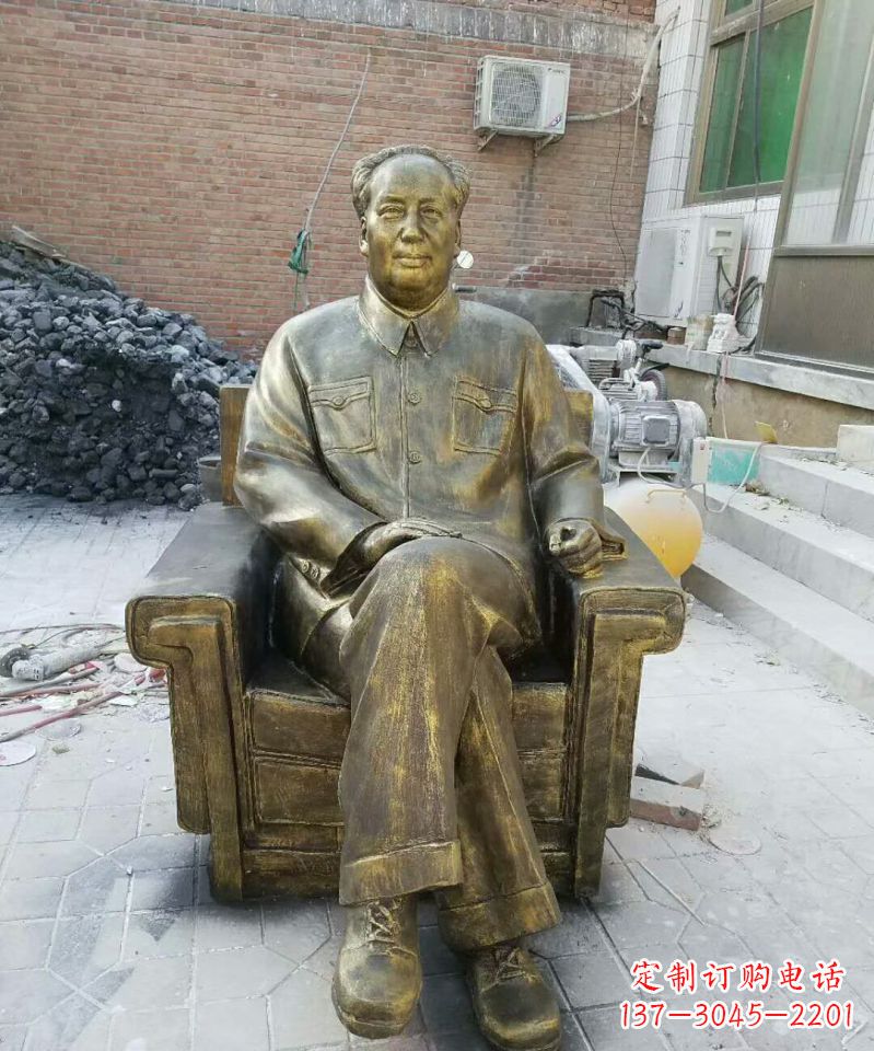 湖北坐沙发的毛主席铜雕