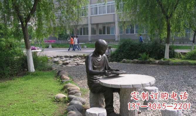 湖北坐石桌凳看书的学生铜雕