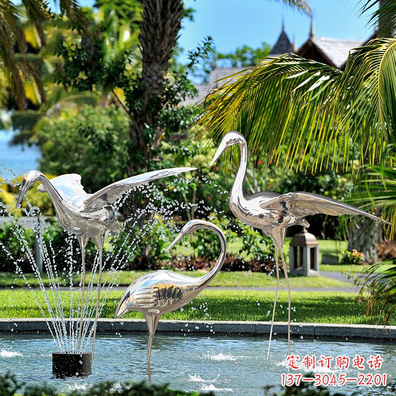湖北仙鹤雕塑-公园池塘不锈钢喷泉中的仙鹤雕塑