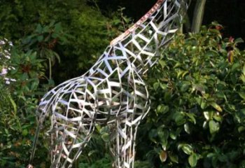 湖北长颈鹿雕塑-户外草坪大型不锈钢镂空长颈鹿雕塑